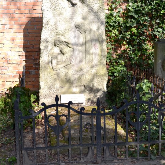 Ev. cintorín Kozia brána, náhrobok s reliéfmi a mrežou ohradnou