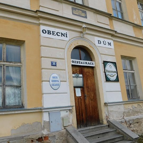 Pamětní deska Masarykovi a legionářům na Obecním domě ve Václavicích