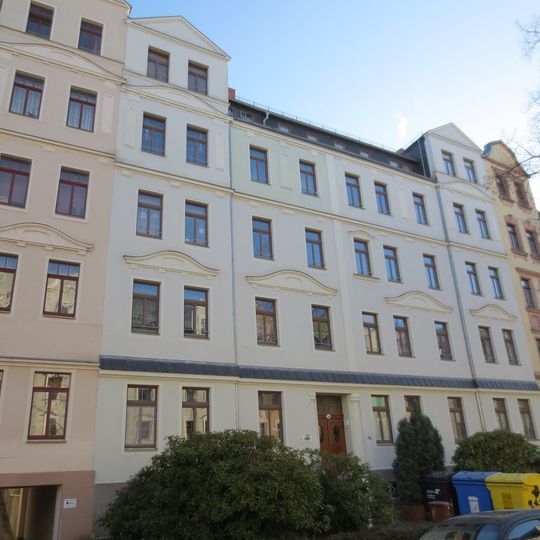 Mietshaus in geschlossener Bebauung mit Vorgarten Zeißstraße 16
