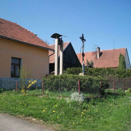 Kříž v Lejčkově u zvoničky