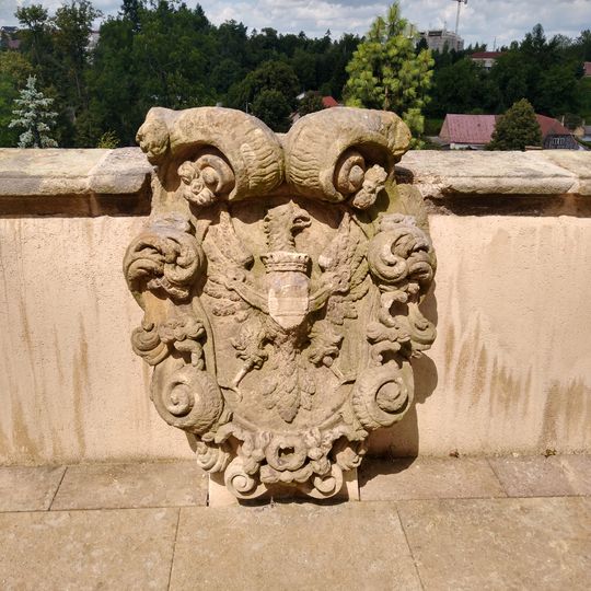 Reliéf se znakem na terase zámku