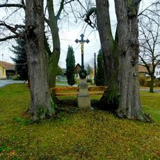 Kříž na návsi v Borovsku