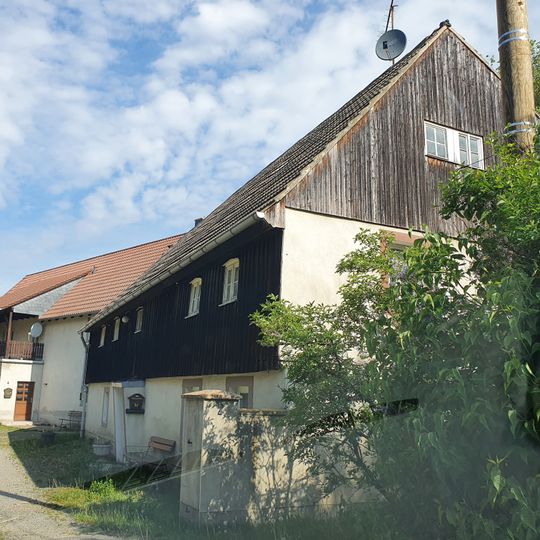 Nordöstliches Wohnstallhaus und südliches Seitengebäude eines Dreiseithofes Wiesenweg 2, 4