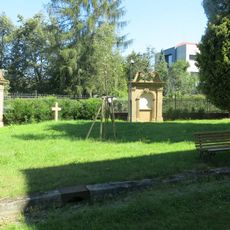 Kapličky Křížové cesty po obvodu areálu kostela svatého Bartoloměje v Hrádku nad Nisou