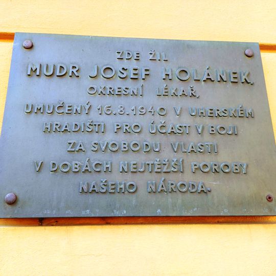 Pamětní deska Josefa Holánka na domě Nádražní 25 v Uherském Hradišti
