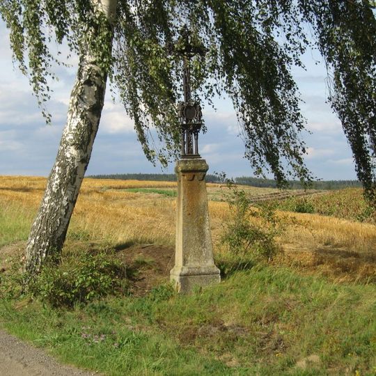 Kříž u polní cesty severně od Tisku