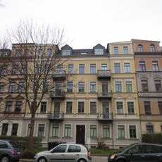 Mietshaus in geschlossener Bebauung mit Vorgarten Weststraße 116