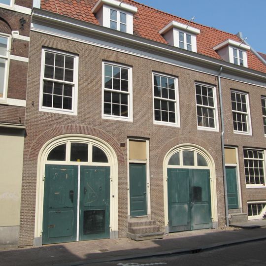 Pand onder dwars dak vermoedelijk oorspronkelijk koetshuizen met bovenwoningen