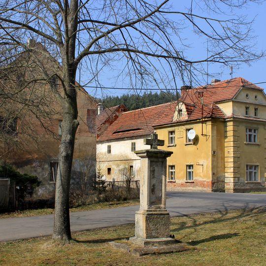 Kříž v Hokově na křižovatce