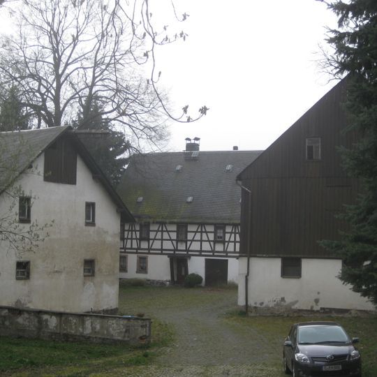 Wohnstallhaus und zwei Seitengebäude eines Dreiseithofes Markersdorfer Straße 129