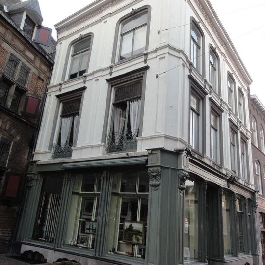 Pand met twee verdiepingen en schilddak met dakkapellen