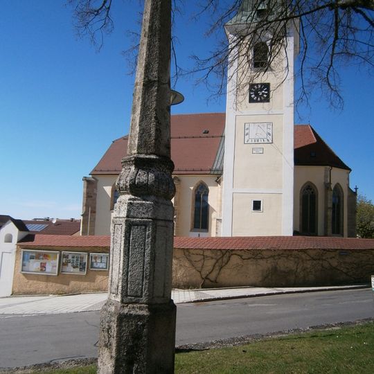 Ein Obelisk mit der Jahreszahl 1759. Daneben steht ein Symbol für die Freiung, ein Mast mit einem Arm für das Schwert.
