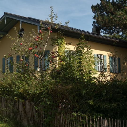 Wohnhaus, ehemalige Villa Stradal
