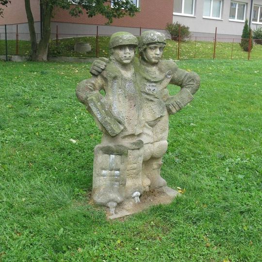 Socha Mladí hokejisté v parku u Městské knihovny v Litvínově
