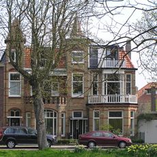 Blokje van twee woonhuizen in overgangsarchitectuur