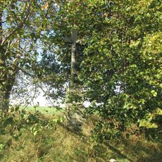 Kříž nad Znosimí v poli u stromu u obnovené cesty