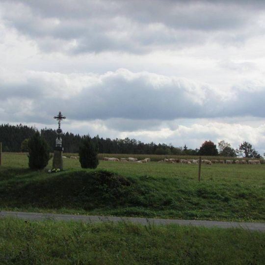 Kříž východně od Služátek u silnice do Chvojnova