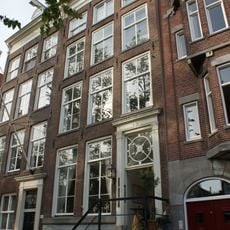 Pand met gevel onder rechte lijst met consoles