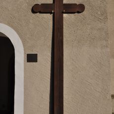 Kříž na zdi kostela sv. Martina v Kralicích nad Oslavou