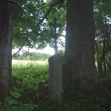 Kříž nad Šibanovem mezi stromy