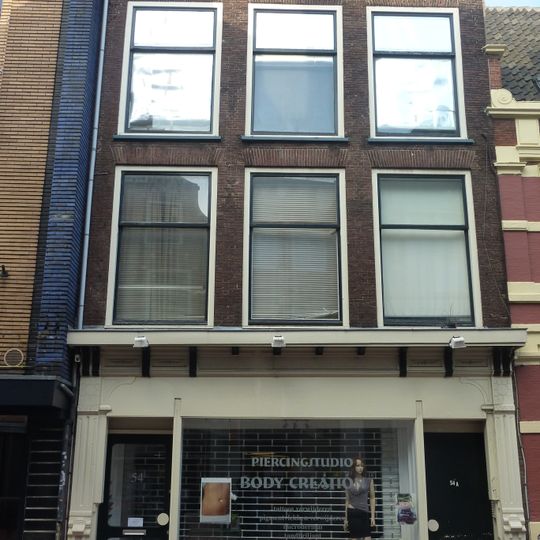 Pand met bakstenen gevel met rechte kroonlijst, bovenverdieping met pilasters