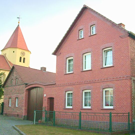 Bauernhof mit Wohnhaus, Ausgedingehaus, Seitengebäude, Pferdestall , Hofmauer mit kleiner Pforte und großem Torbogen Dorfstraße 71