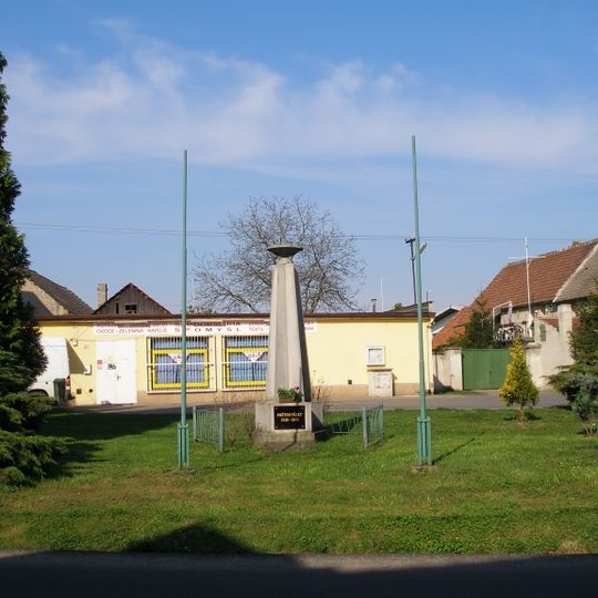 Pomník obětem okupace 1939-1945 na návsi ve Spomyšli