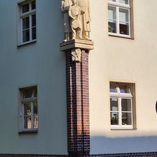 Einzeldenkmale der Sachgesamtheit Wohnanlage Franz-Mehring-Straße: Häuserzeile mit sieben Eingängen sowie Schlachthofstraße 17 in Ecklage (siehe Sachgesamtheitsliste - Obj. 09305333, gleiche Anschrift) Franz-Mehring-Straße 40; 42; 44; 46; 48; 50