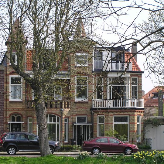 Blokje van twee woonhuizen in overgangsarchitectuur