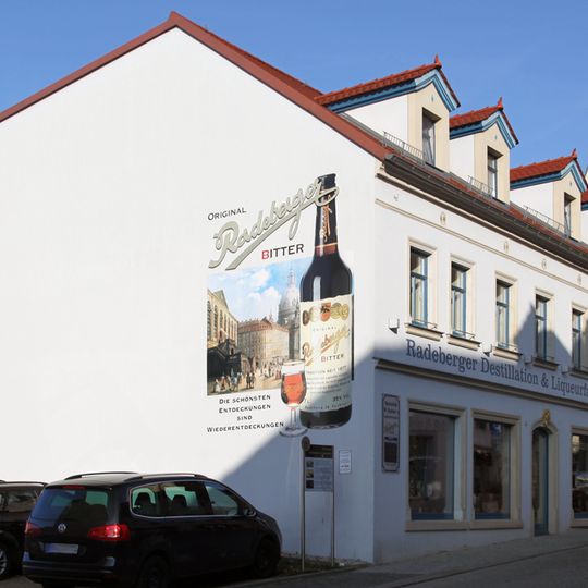 Wohnhaus in geschlossener Bebauung und Hinterhaus Hauptstraße 44