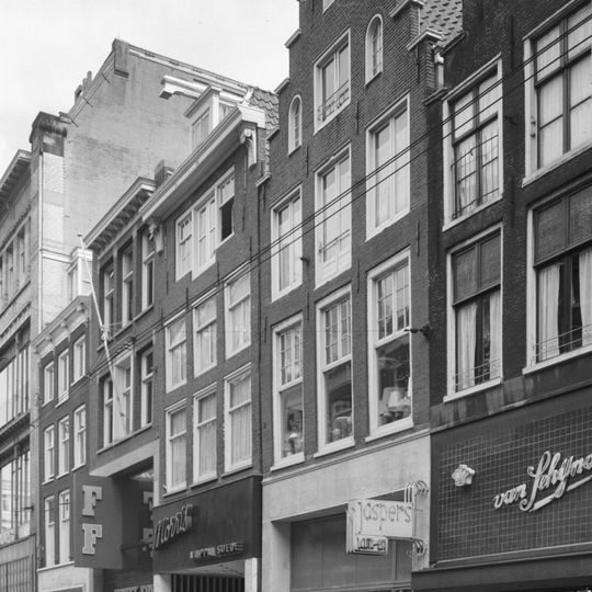 Pand met trapgevel bovenste stuk vernieuwd