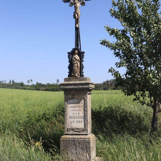 Kříž u cesty severně od Okarce