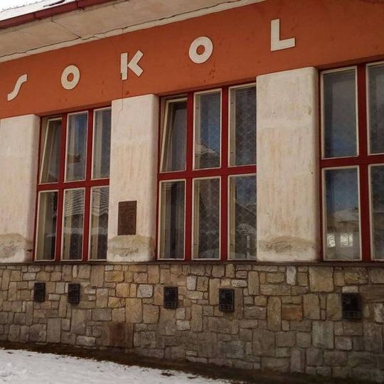 Pamětní deska na Sokolovně v Černovicích