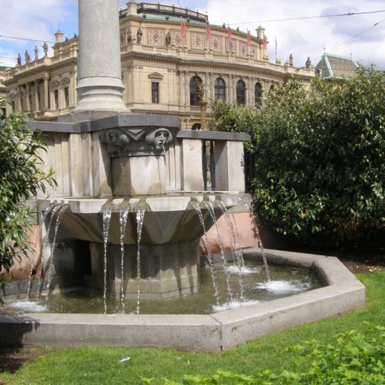 Kubistická kašna na jihovýchodním konci Mánesova mostu v Praze