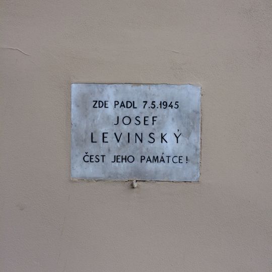 Pamětní deska Josefu Levinskému na zdi vozovny Žižkov