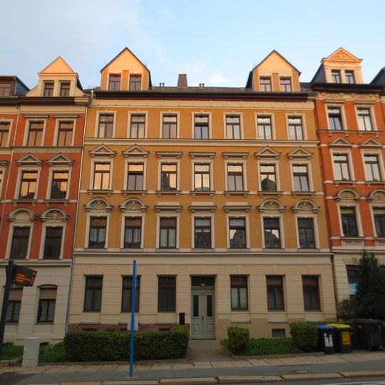 Mietshaus in geschlossener Bebauung mit Vorgarten Barbarossastraße 90