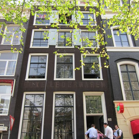 Pand met gevel onder rechte lijst