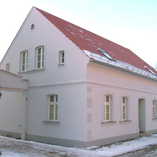 Wohnhaus, ehemals rechts das Vorderhaus des Nachbars angebaut An der Schule 8a