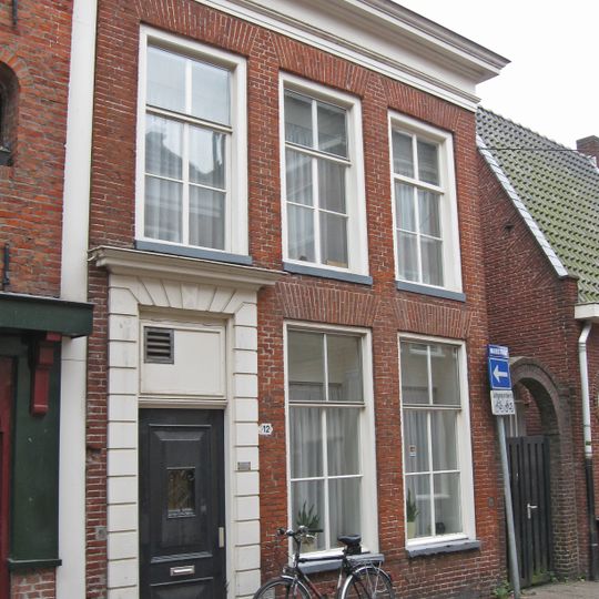 Woonhuis met omlijste ingang