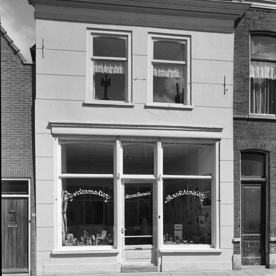 Eenvoudige gepleisterde lijstgevel