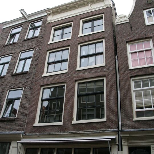 Pand met gevel onder rechte lijst met consoles