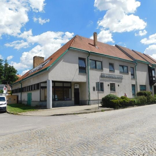 Pamětní deska na místě zbořené synagogy v Brtnici