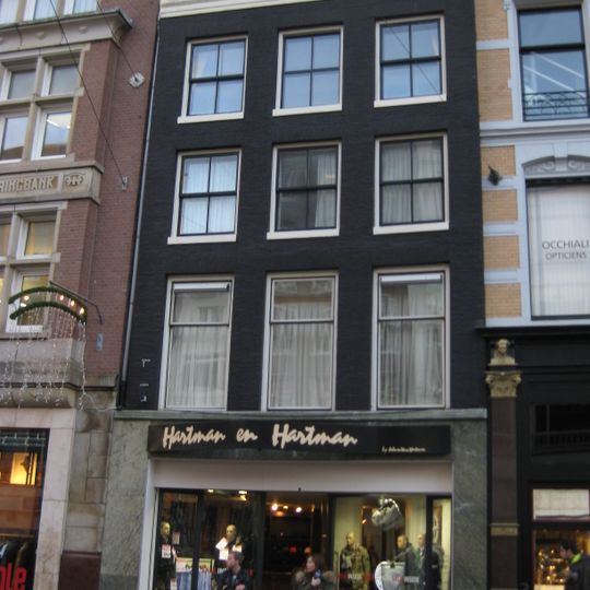 Pand met gevel onder rechte lijst met rozetten