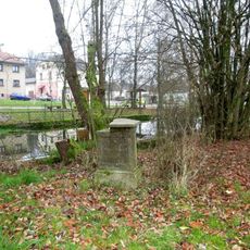 Kříž v Budči na návsi u nádrže