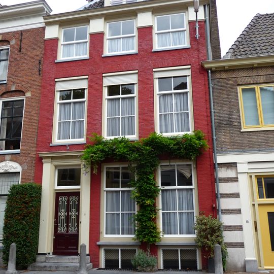 Pand met 18e-eeuwse lijstgevel