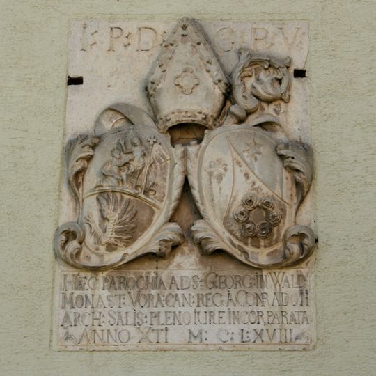 Wappentafel mit Inschrift am Pfarrhof