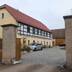 Wohnstallhaus und Scheune sowie Toranlage eines Dreiseithofes Hauptstraße 18