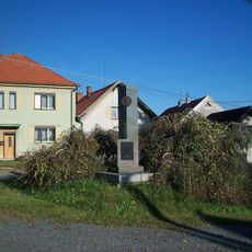 Památník ve Chválenicích