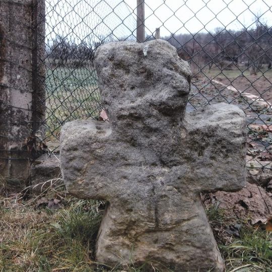 Smírčí kříž u plotu zahrady na západním okraji Chloumku