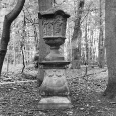 Fraeylemaborg, grote vaas ten oosten van dwarsgerichte vijver